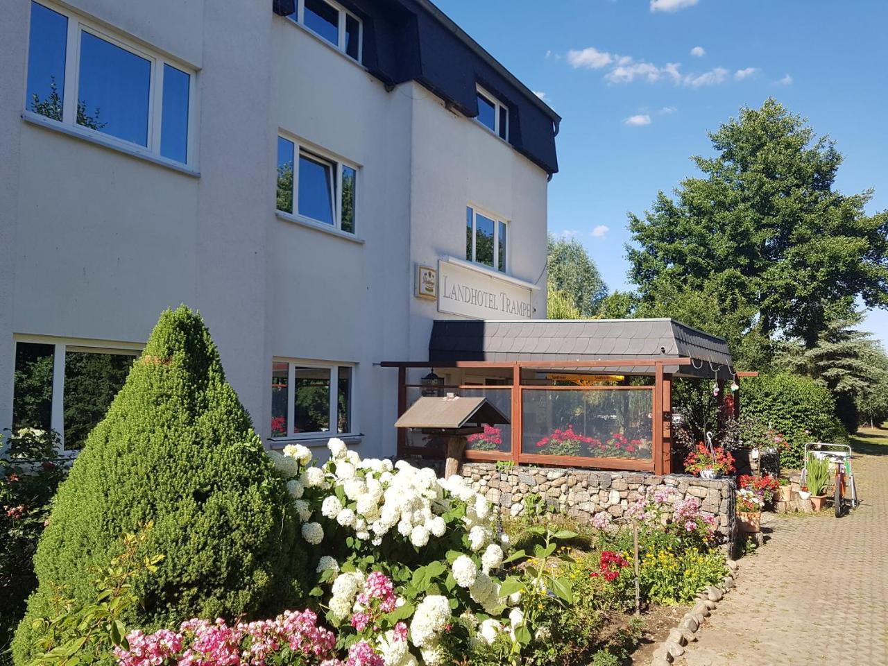 Landhotel Trampe Екстериор снимка